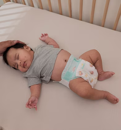 Un bebé pacífico duerme profundamente en una cuna acogedora