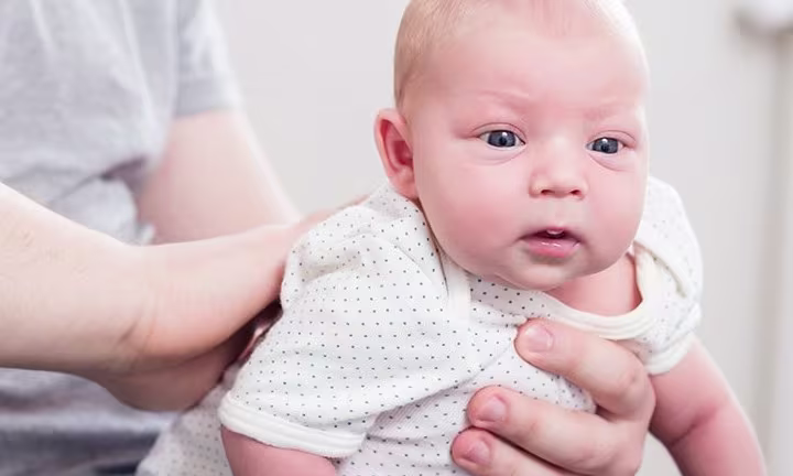 كيفية جعل الطفل يتجشأ