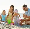 Familia jugando en la playa. Actividades para niños