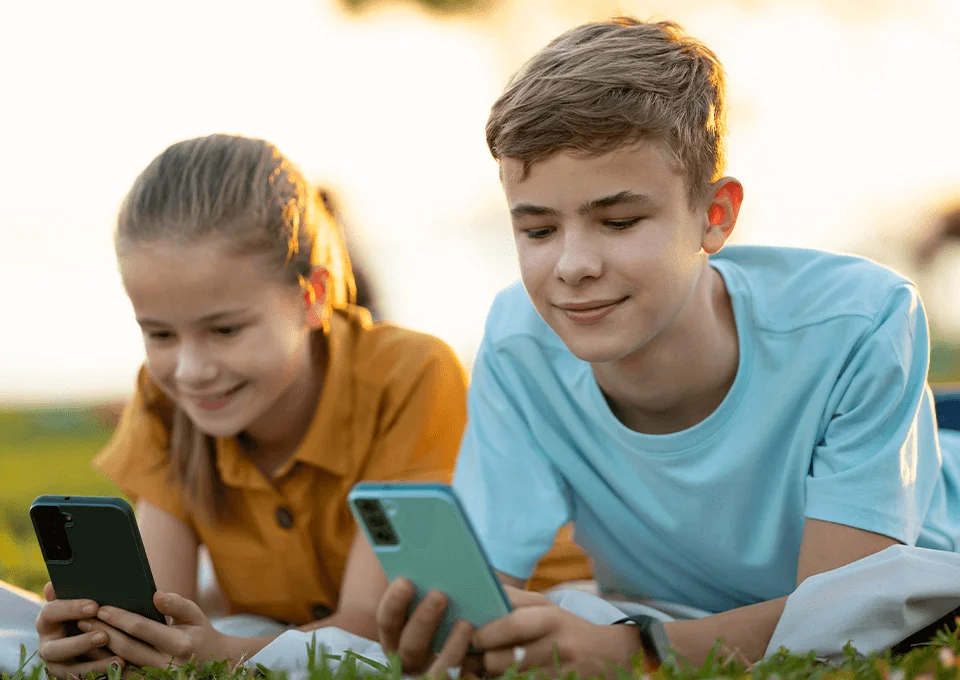 crianças com celulares