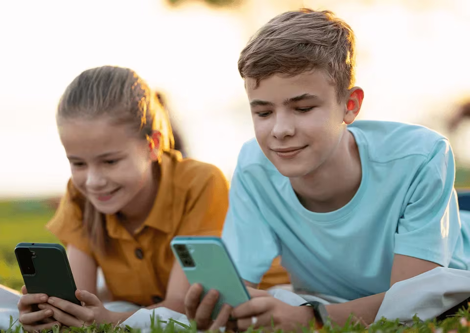 crianças com celulares