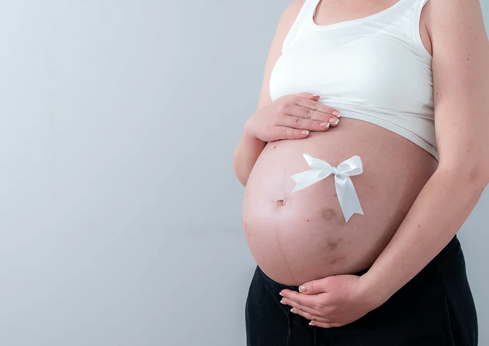 Mujer averiguando qué son los hematomas en el embarazo