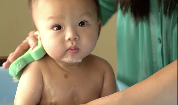 How to bathe a baby