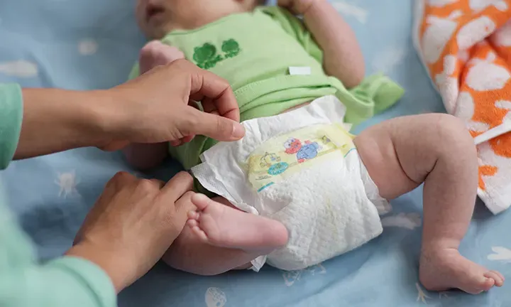 Baby wird die Windel gewechselt