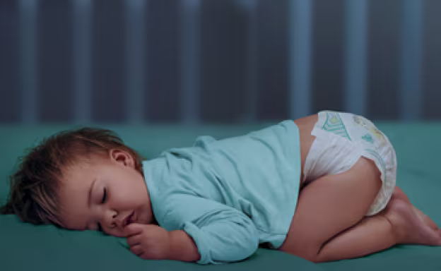 Foto de um bebê dormindo pacificamente.