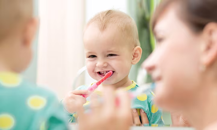 Kind putzt sich die Zähne (Zahnputzlied)