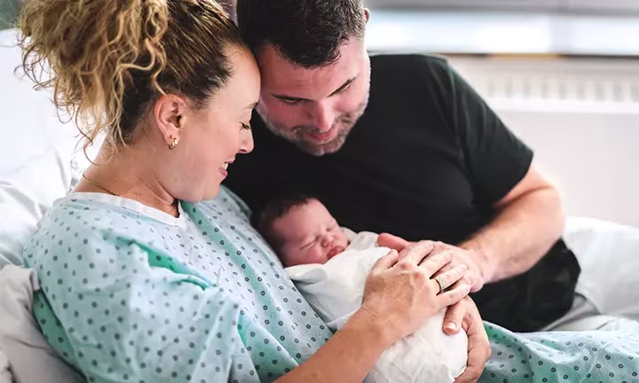 Schwangere informiert sich über Elternzeit.