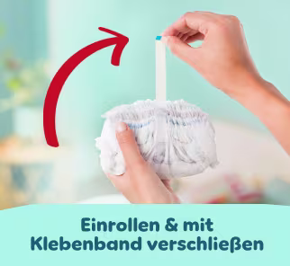 Eine Hand hält die eingerollte Pants und die andere hält das Klebeband noch oben, um die einfach Entsorgung zu verdeutlichen.