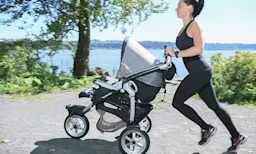 Maman courant avec bébé