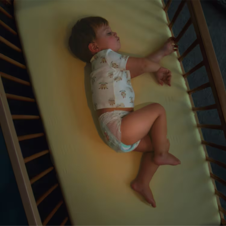 Alvó kisgyermek Pampers Pants pelenkában