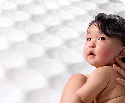 Eine Nahaufnahme eines in eine Decke gewickelten Babys