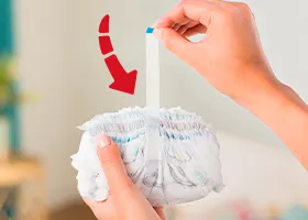 Para tirarlo, enrolla el pañal sobre sí mismo y ciérralo con la cinta adhesiva.