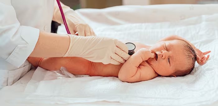 Bebé revisado por doctor