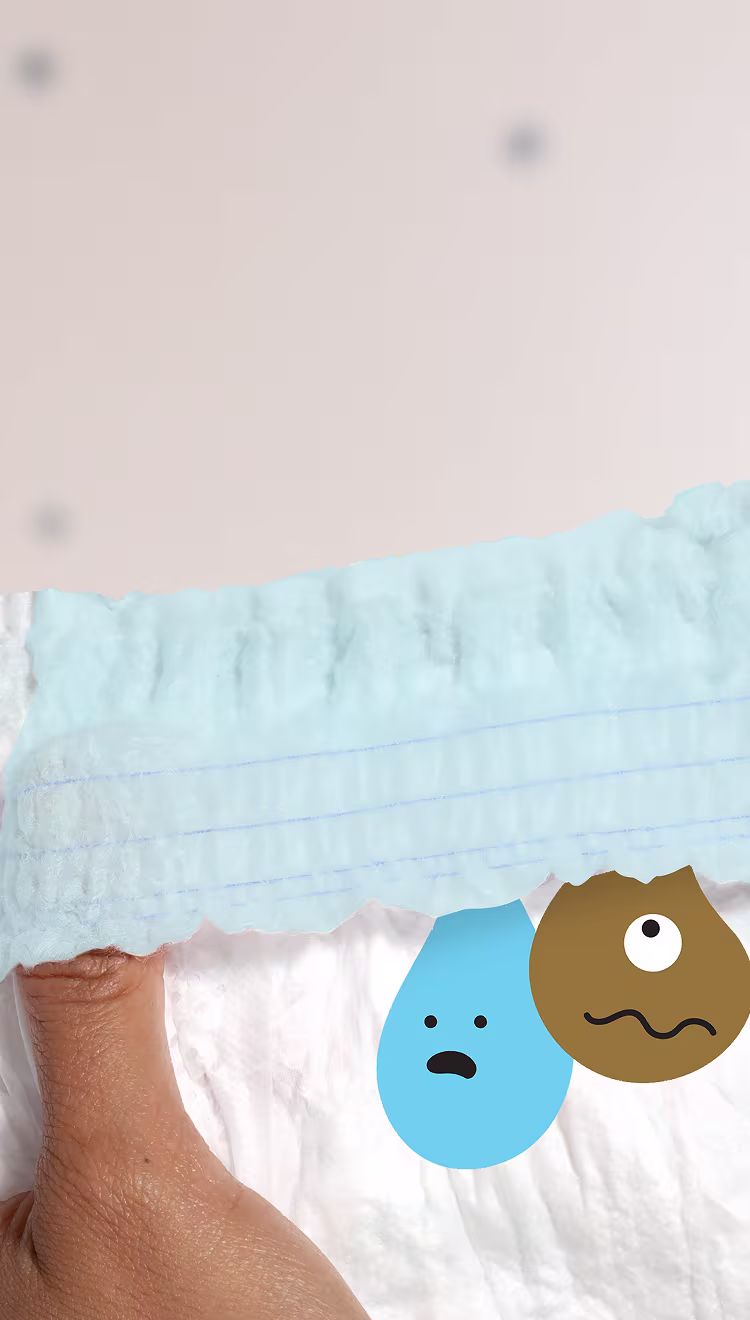 Eine Nahaufnahme zeigt zwei Hände, die vorsichtig eine Pampers-Windel auseinanderziehen und dabei das Stop & Schutz Täschchen zeigen.