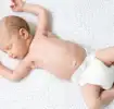 Bebé en pañal dormido