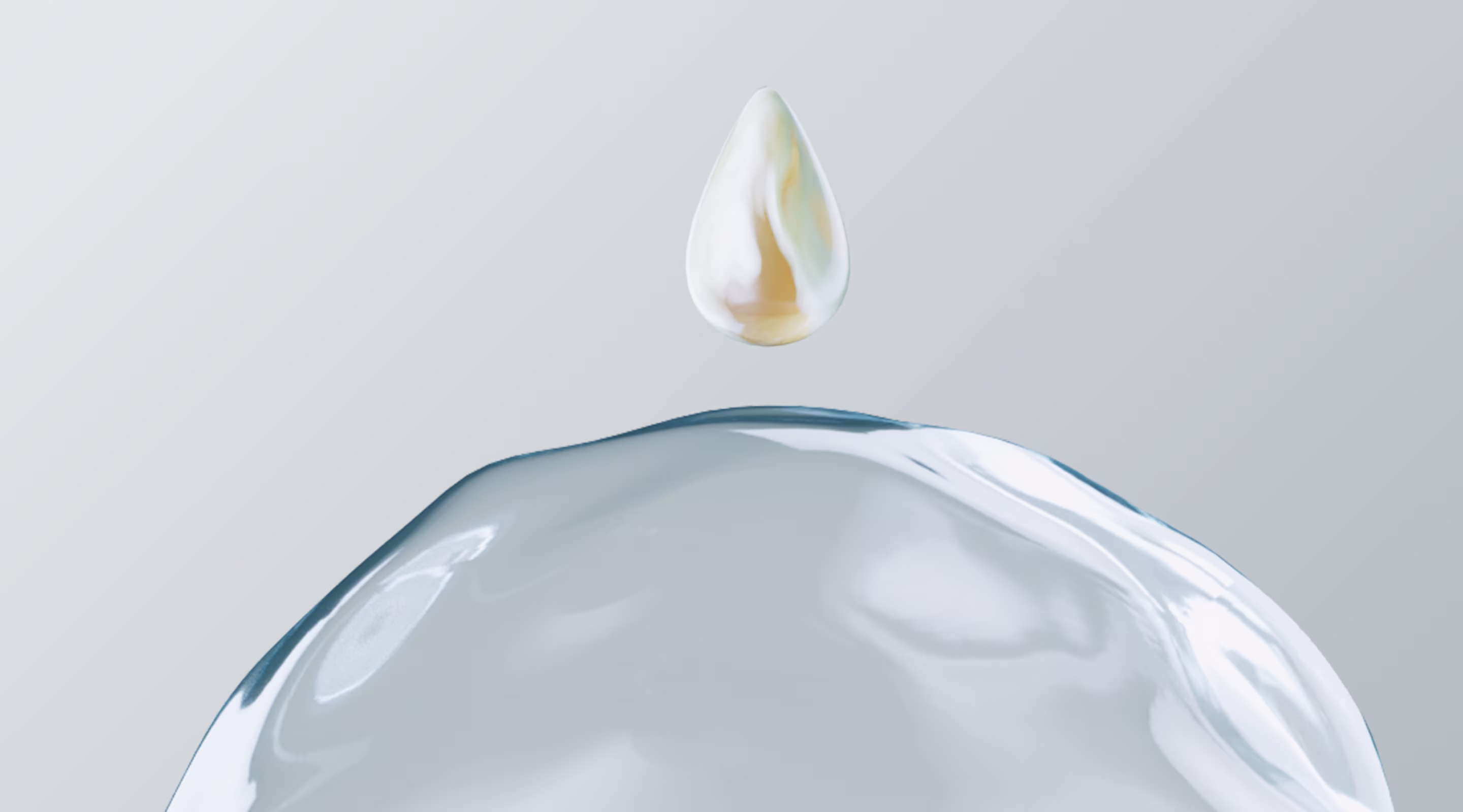 Ein glänzender, goldener Tropfen Lotion schwebt über einem klaren, reinen Tropfen Wasser.