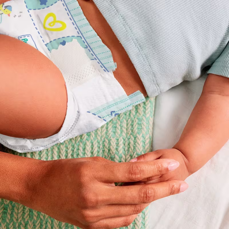 Guagua contenta en la mañana con mamá