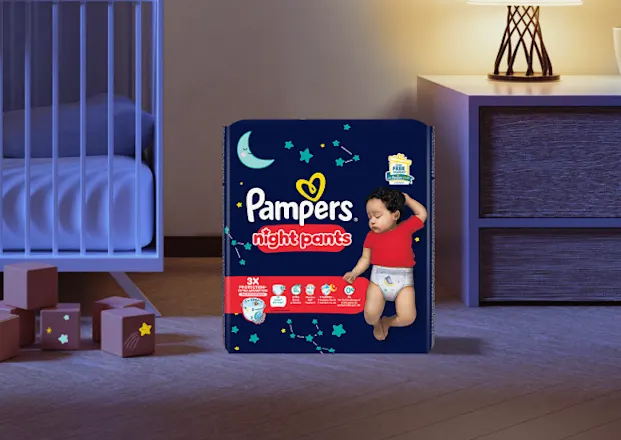 Pampers Night Packung in einem Babyzimmer in der Nacht.