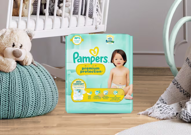 Pampers Premium Protection Packung in einem Babyzimmer.