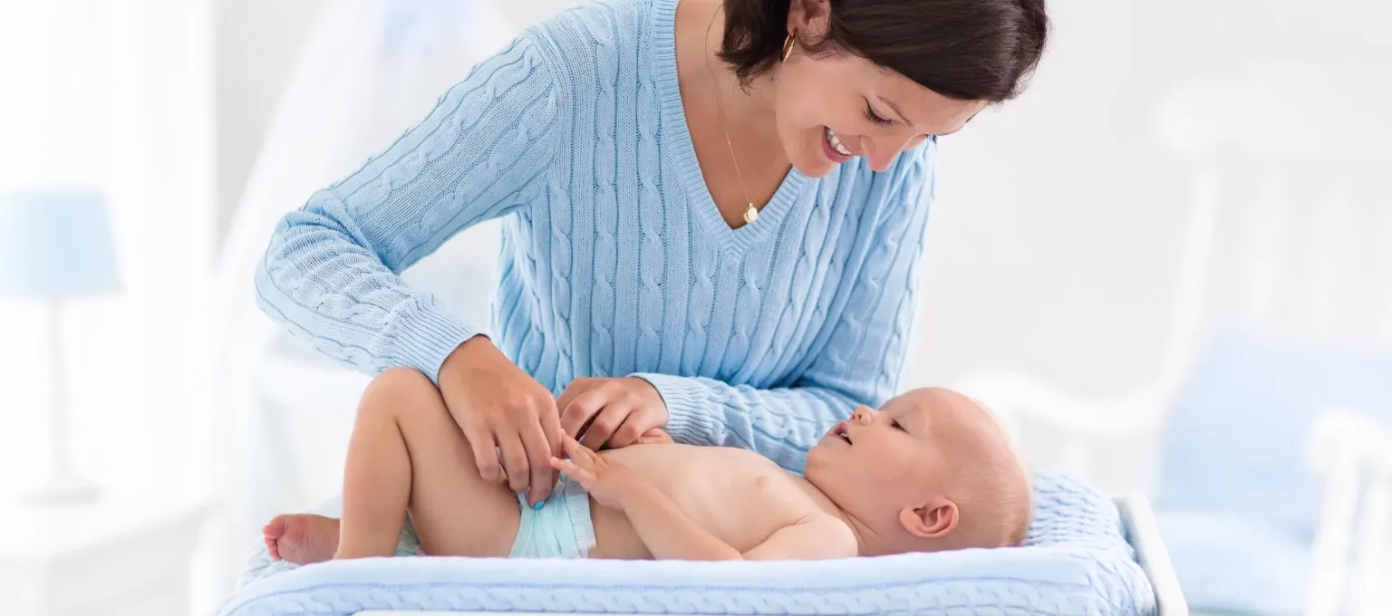 Mamá cambiando pañal a su recién nacido
