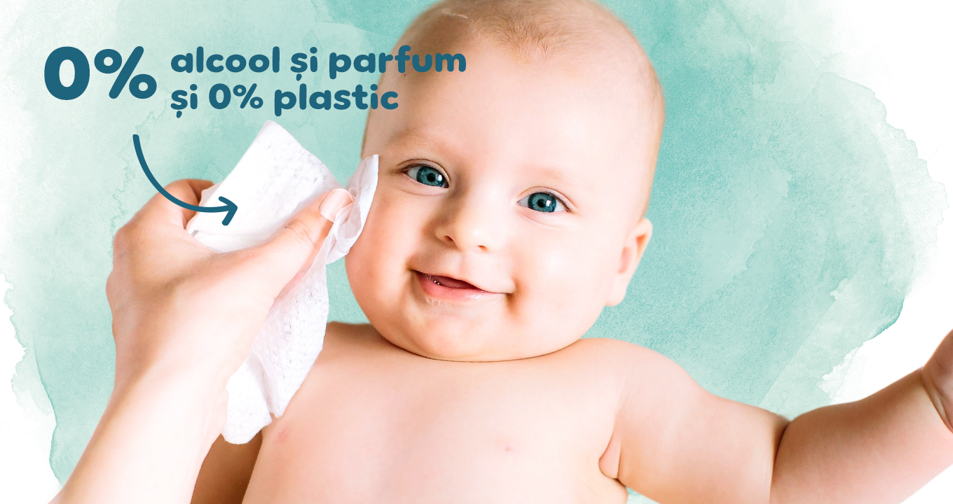 Imagine cu bebeluș care zâmbește și este șters pe față cu șervețel Harmonie New Baby. Pe imagine scrie „0% alcool și parfum și 0% plastic”.