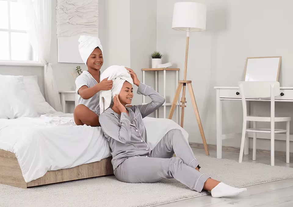 Mamá joven con su hija teniendo un balance familiar