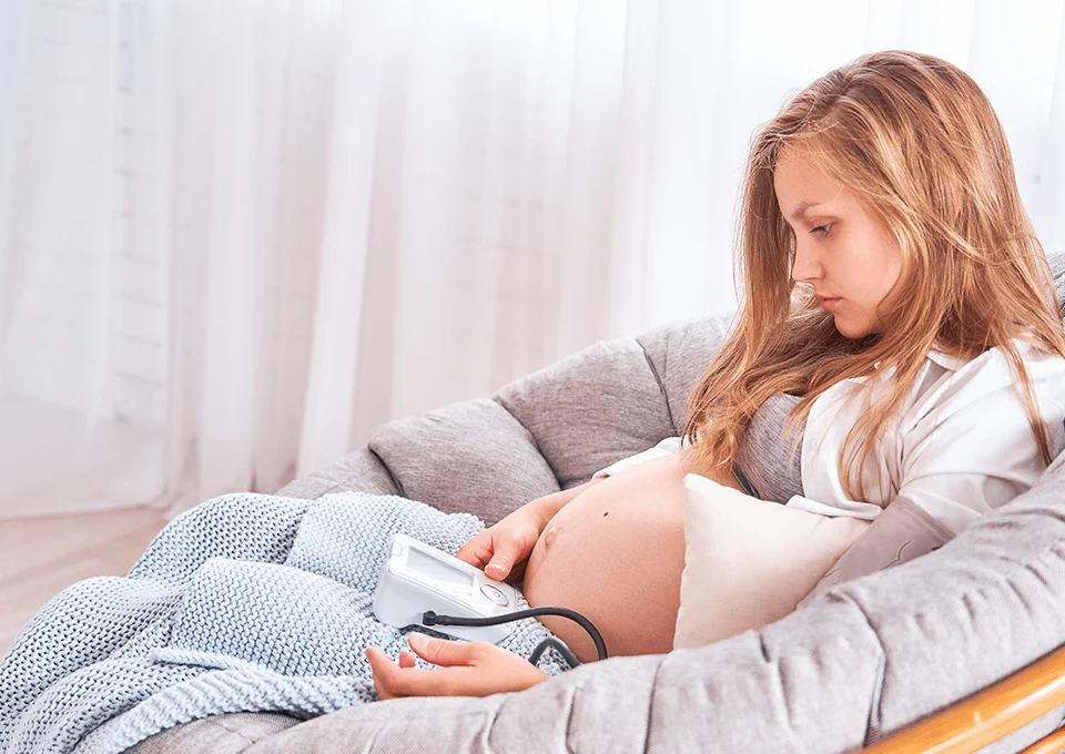 Mujer embarazada con síndrome de hipertensión en el embarazo