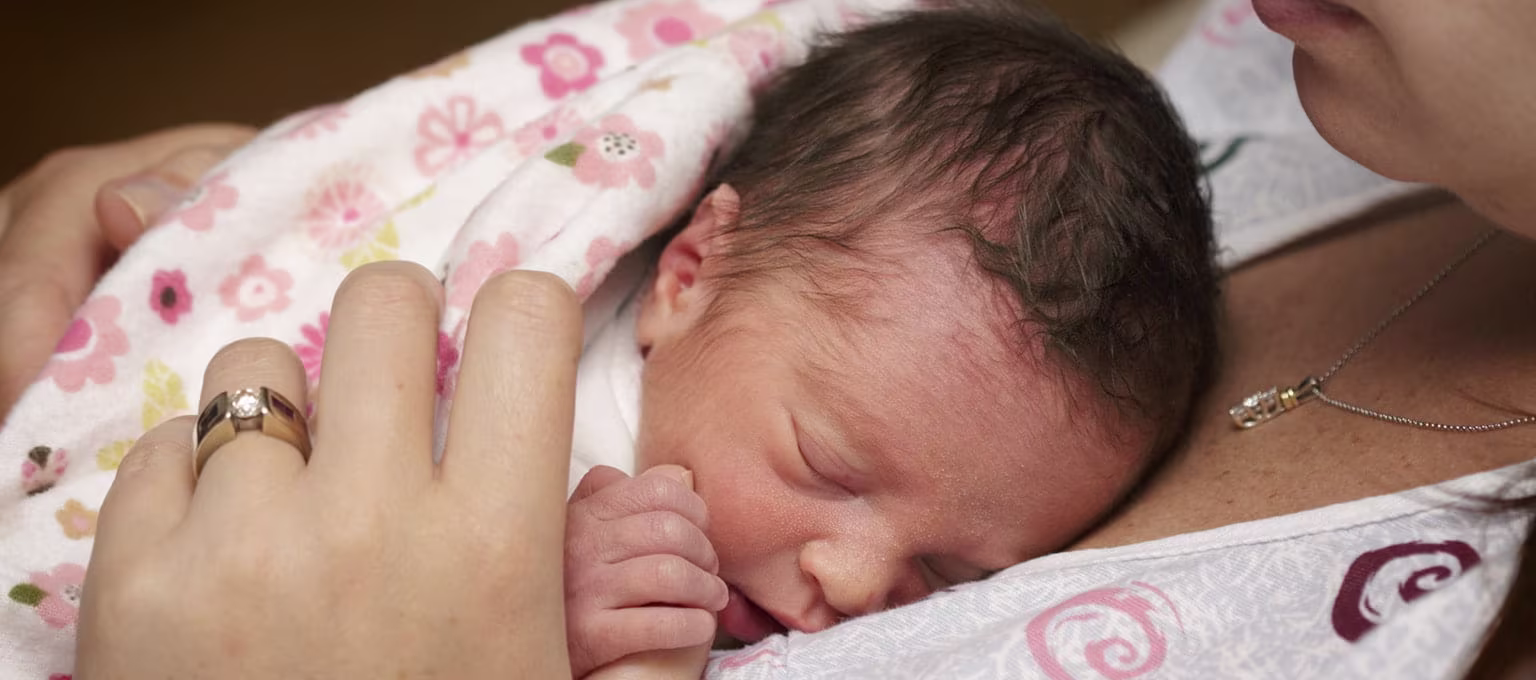 Bébé prématuré qui dort