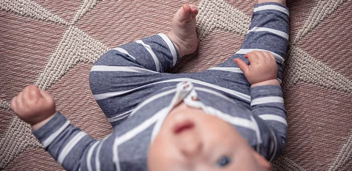 com quantos meses o bebê começa a sentar