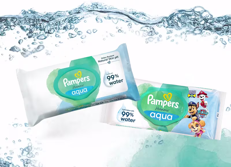 Συσκευασία υγρών μαντηλιών Pampers Harmonie Aqua περιτριγυρισμένη από νερό