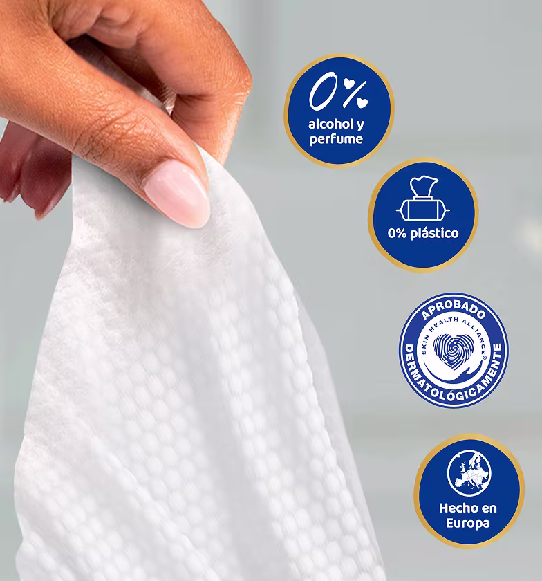 Un primer plano de una toallita Dodot Pure Aqua siendo sacada del paquete por la mano de una mujer.