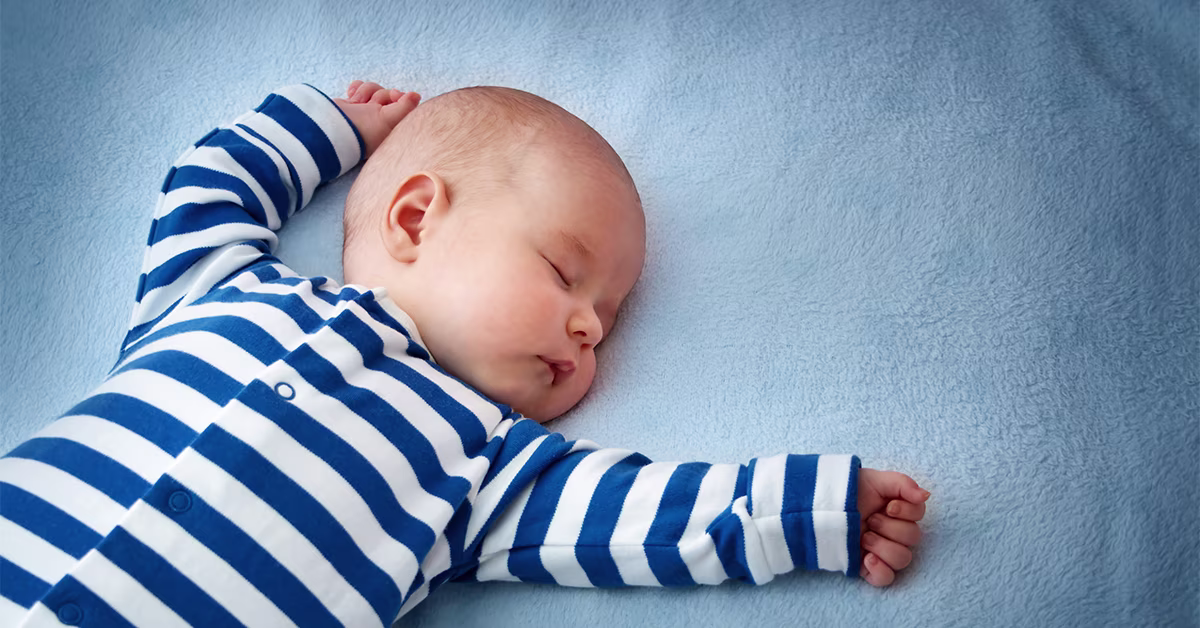 Bébé endormi, illustrant l'évolution des habitudes de sommeil et la transition hors de la sieste chez les enfants.