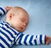 Bébé endormi, illustrant l'évolution des habitudes de sommeil et la transition hors de la sieste chez les enfants.