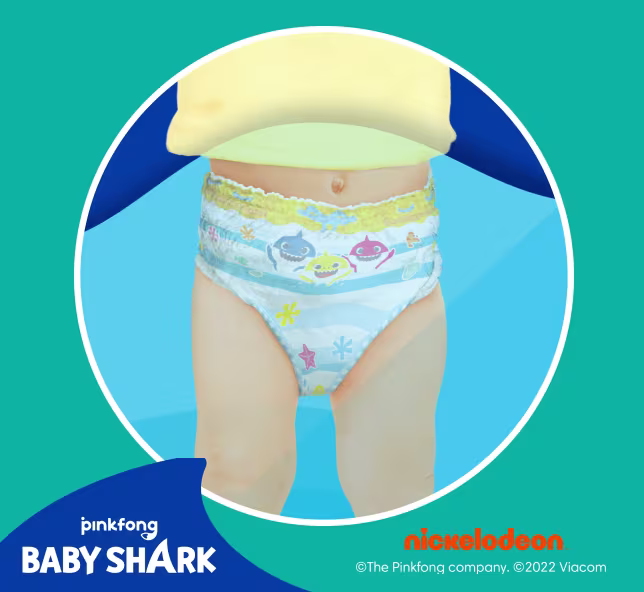 Baby im Schwimmbad mit angezogener Pampers Splashers