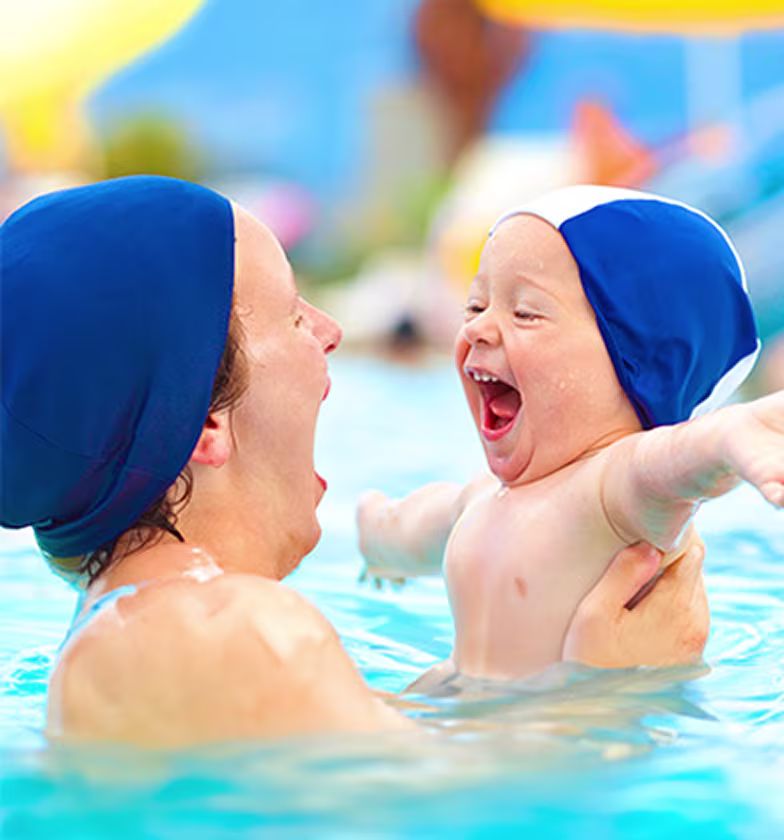 Mamãe com bebê na piscina