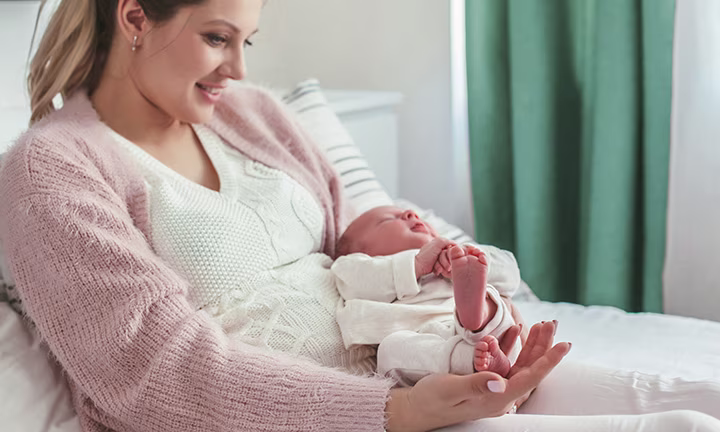 Mutter mit Baby nach Sturzgeburt