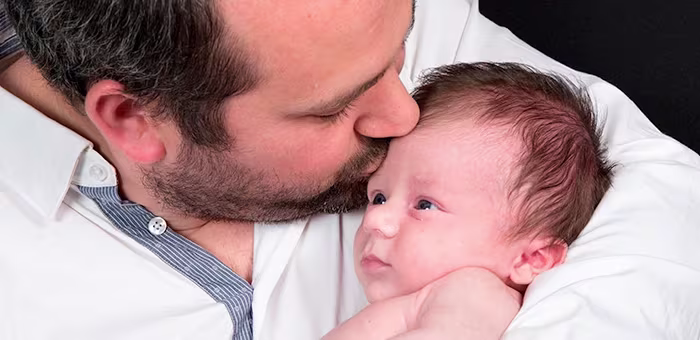 Papai com filho no colo
