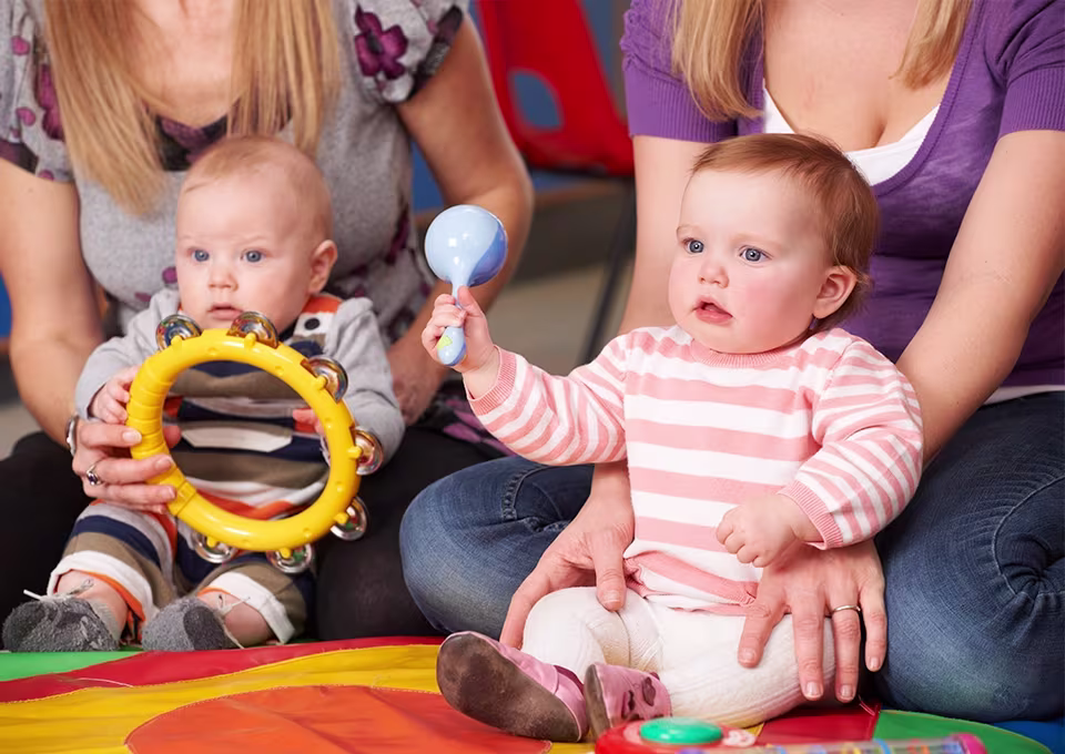 Mámas con actividades de estimulación con sus bebés Mámas con actividades de estimulación con sus bebés