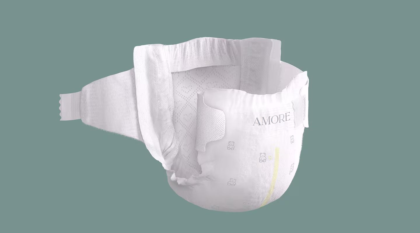 Pañal Pampers AMORE sobre un fondo verde salvia con un lado abierto mostrando el interior del pañal
