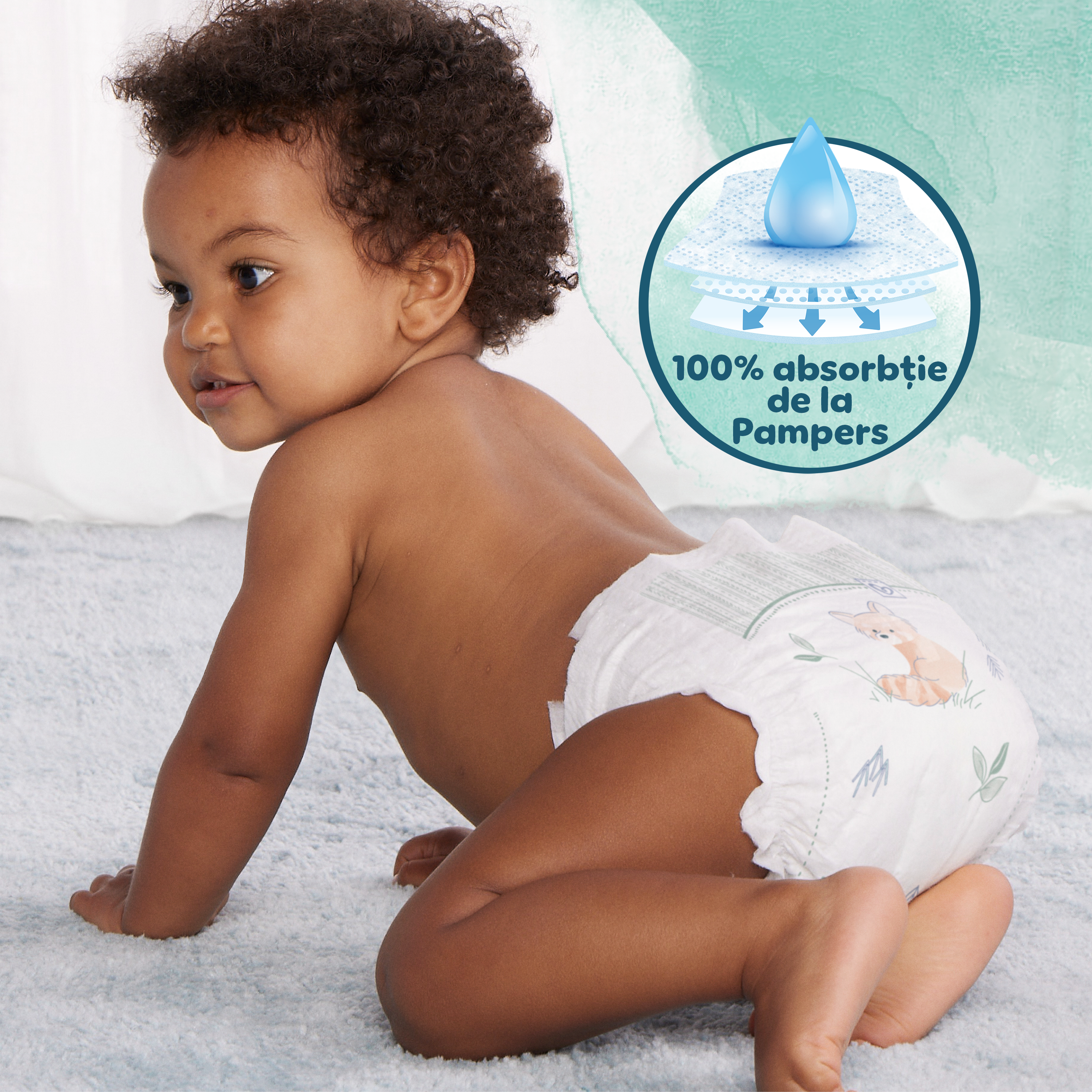 Un bebeluș cu păr creț, purtând un scutec Pampers Harmonie cu un design drăguț de vulpiță, merge de-a bușilea pe o păturică moale, de culoare albastru deschis. O ilustrație lângă bebeluș arată o secțiune transversală a scutecului cu o picătură de apă care pătrunde în acesta și textul „Absorbție 100% de la Pampers.