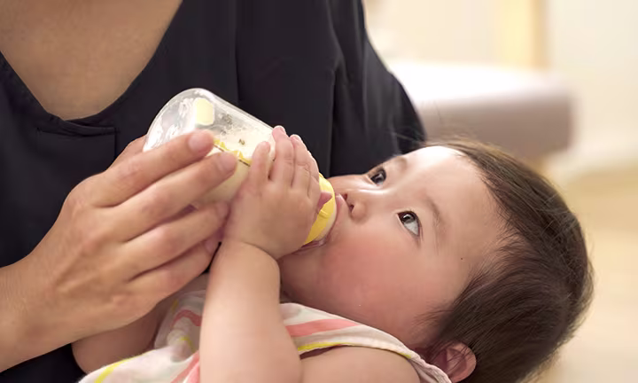哺乳びんのちくびのサイズ、替えるタイミング、種類について