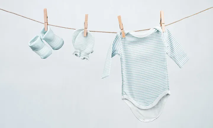 Baby jumpsuit clothesline pregnancy announcement idea