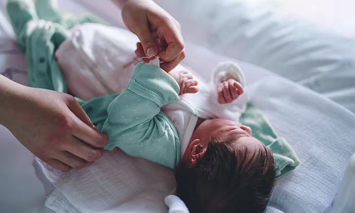 Baby richtig anziehen