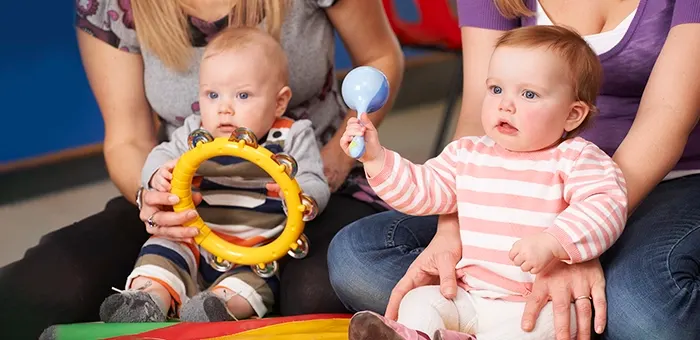 Mámas con actividades de estimulación con sus bebés Mámas con actividades de estimulación con sus bebés