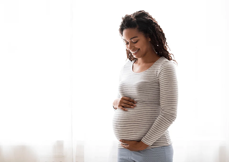 Mujer embarazada revisando que hacer para tener un parto normal y rápido