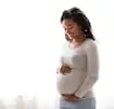 Mujer embarazada revisando que hacer para tener un parto normal y rápido