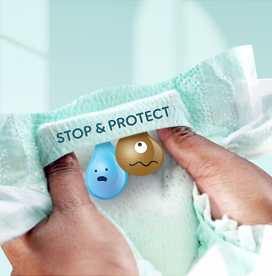 En närbild visar två händer som försiktigt drar isär en Pampers blöja och avslöjar Stop & Protect-fickan