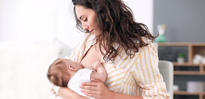 Madre amamantando a su bebé