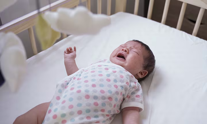 パパと泣いている赤ちゃん