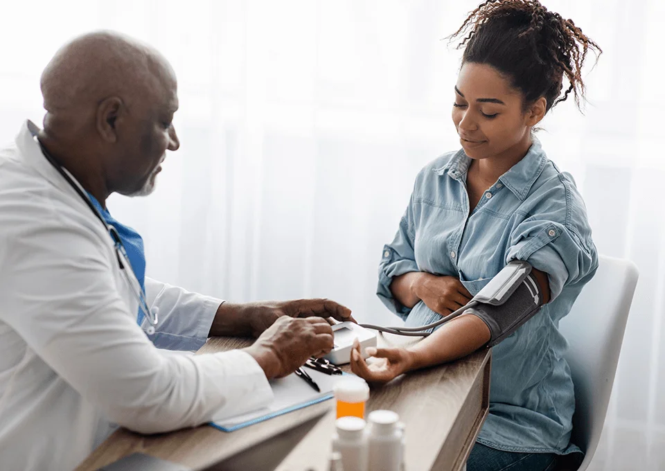 mãe consultando se tem hipertensão na gravidez